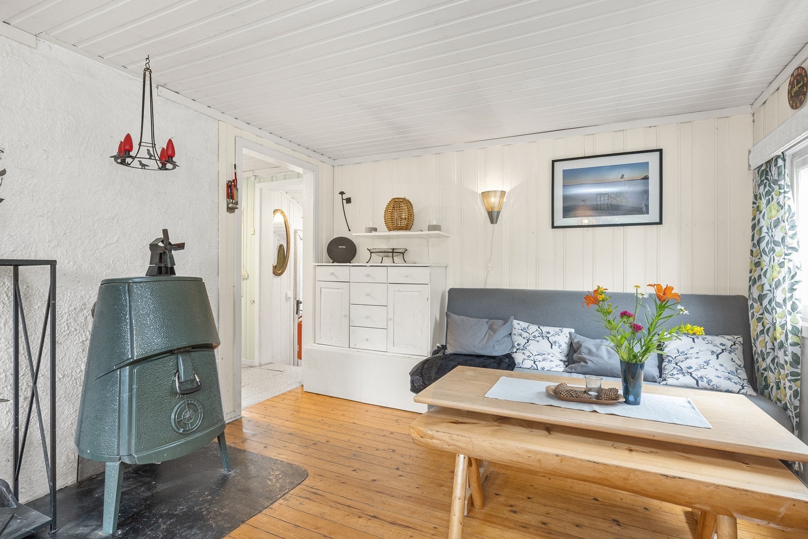Stuen har en vedovn som gir både varme og en hyggelig stemning. Galleribilde