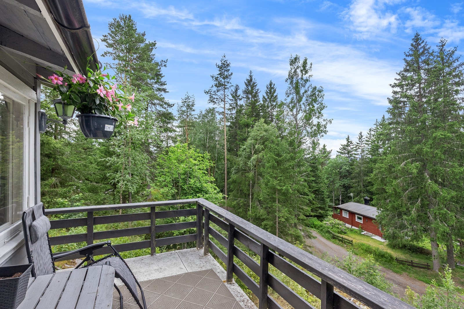 Verandaen på ca. 25 m² er laget av impregnerte materialer og betong, og gir flott utsikt over omgivelsene. Galleribilde