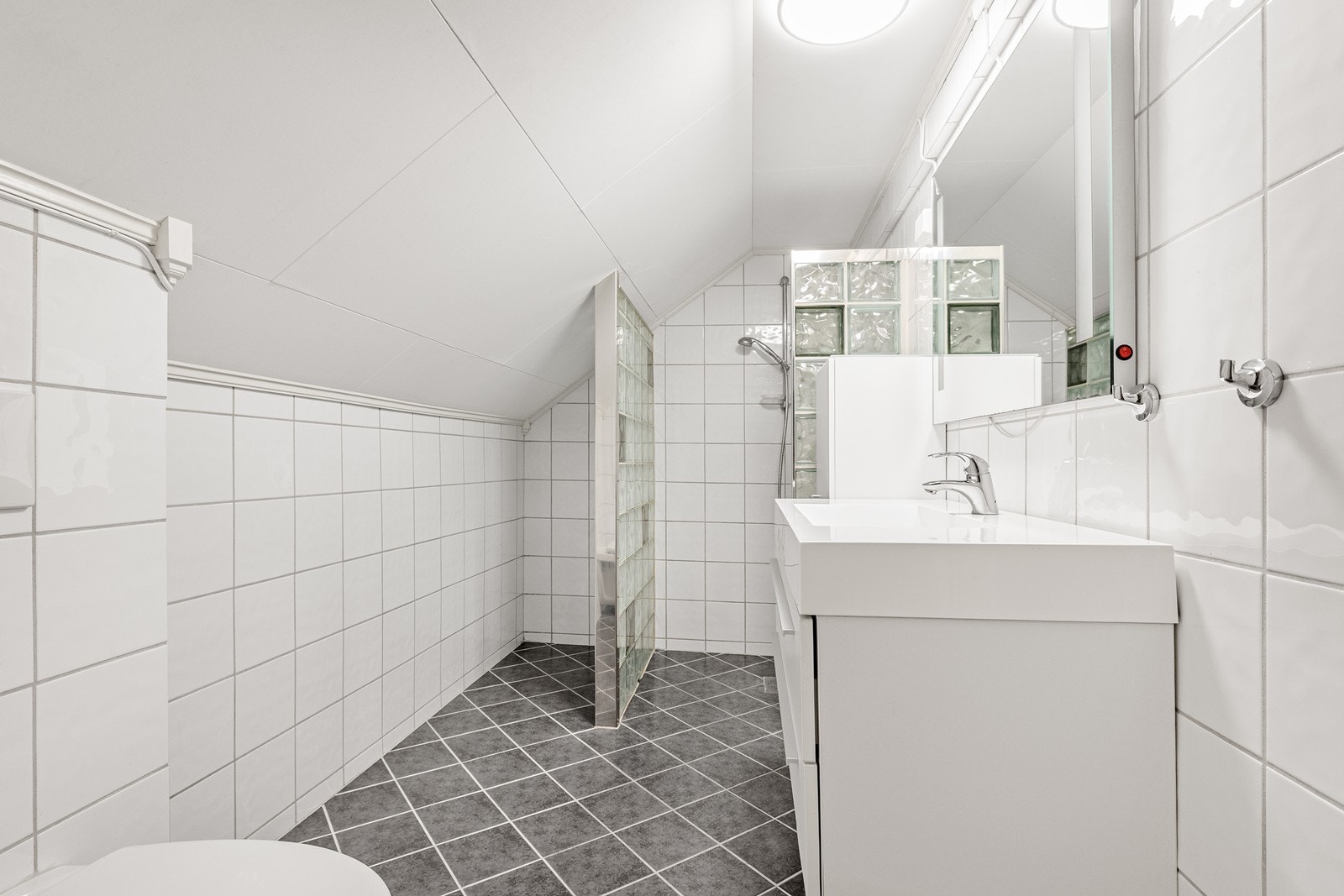 Badet er utstyrt med flislagte gulv og vegger, samt elektriske varmekabler som varmekilde. Galleribilde