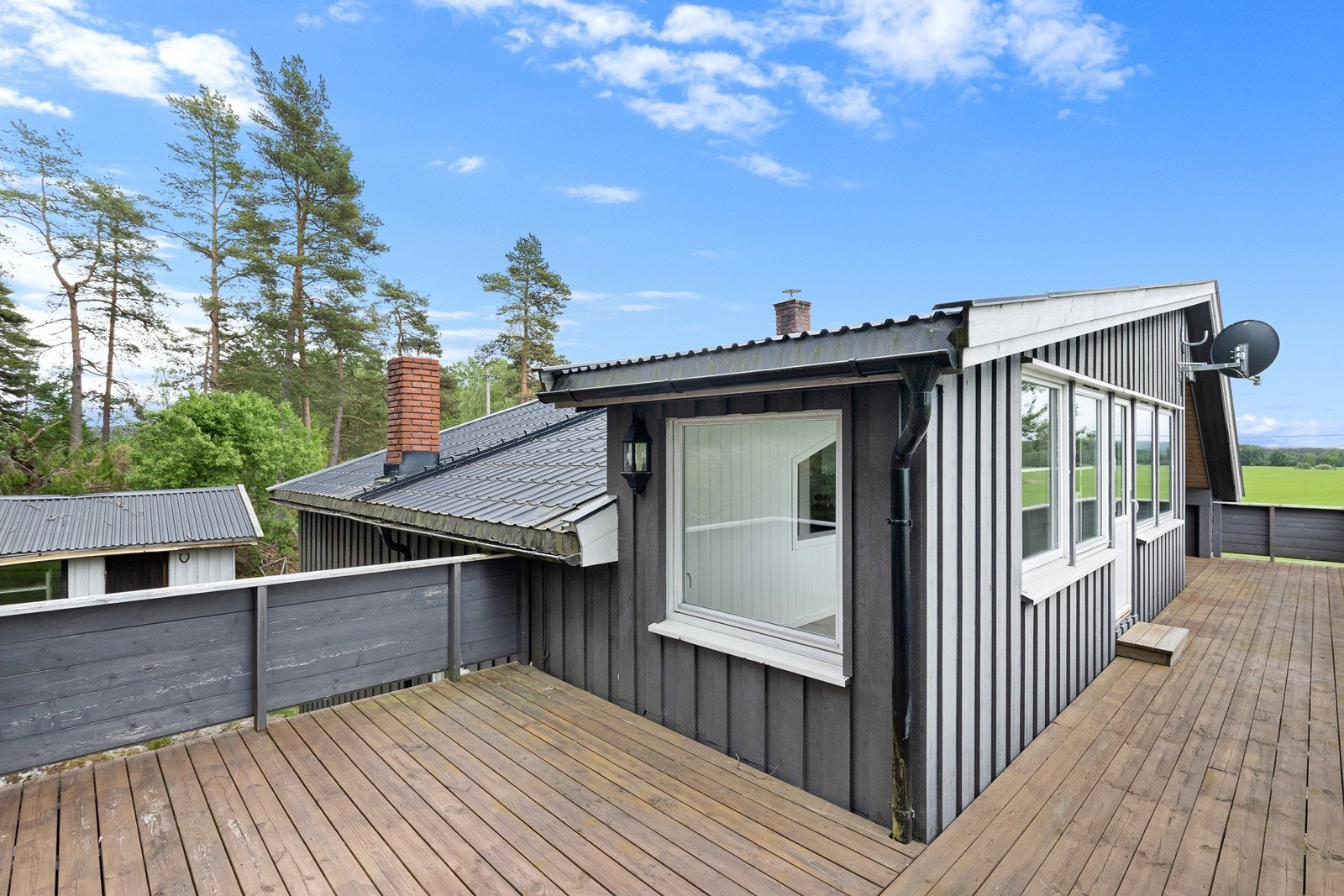Boligen har en romslig og solrik terrasse som omkranser flere sider av huset. Galleribilde