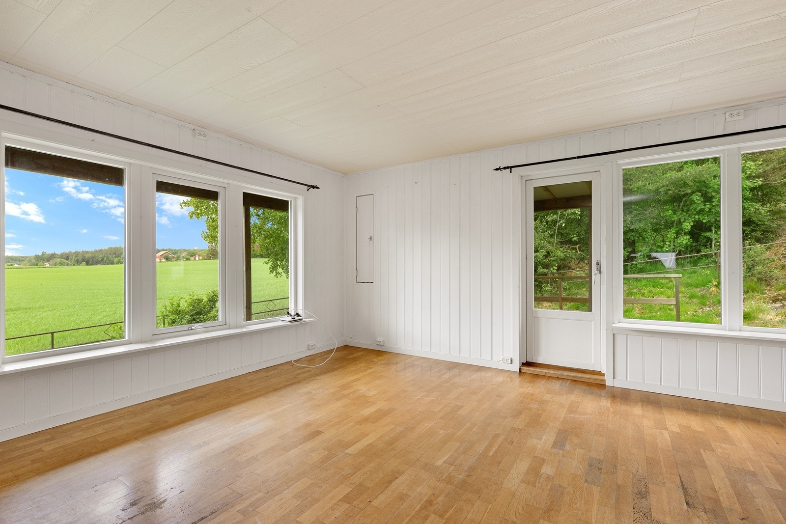 Fra stuen er det utgang til en terrasse som gir tilgang til uteområdet. Galleribilde