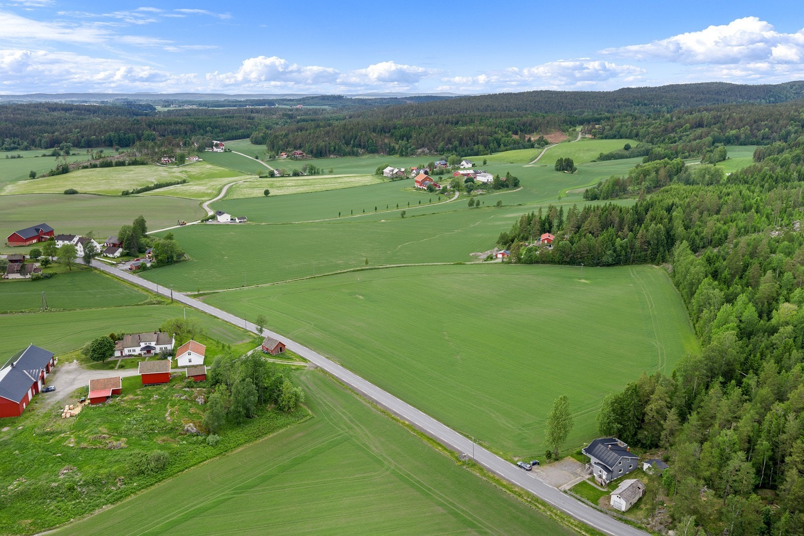 Eiendommen har en landlig beliggenhet med romslig tomt midt i et åpent kulturlandskap. Galleribilde