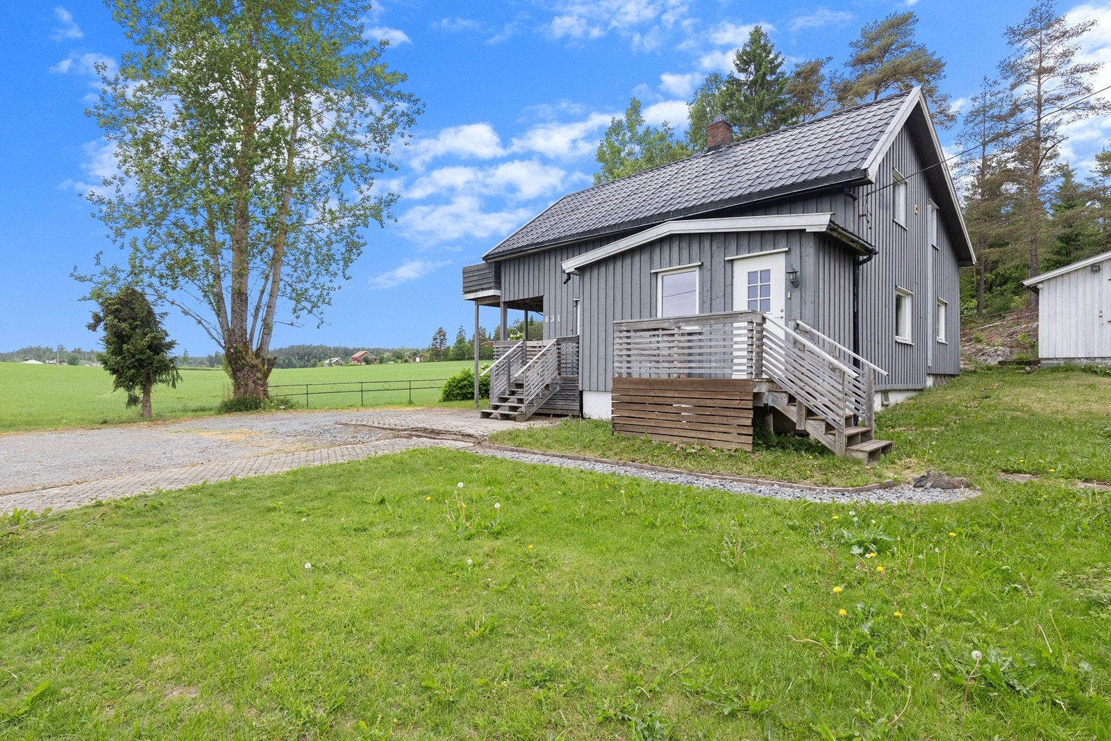 Tomten er romslig og landlig, med opparbeidede og naturlige utearealer samt en gruset gårdsplass. Galleribilde