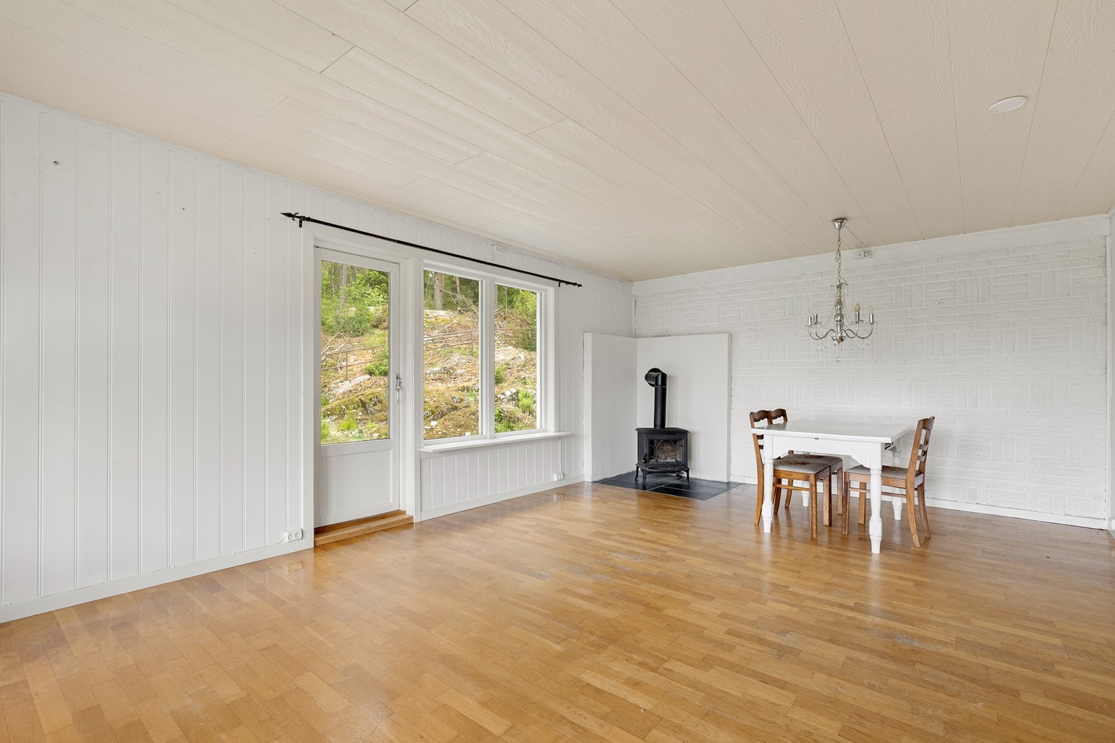 Vedovnen i stuen gir varme og skaper en hyggelig atmosfære. Galleribilde