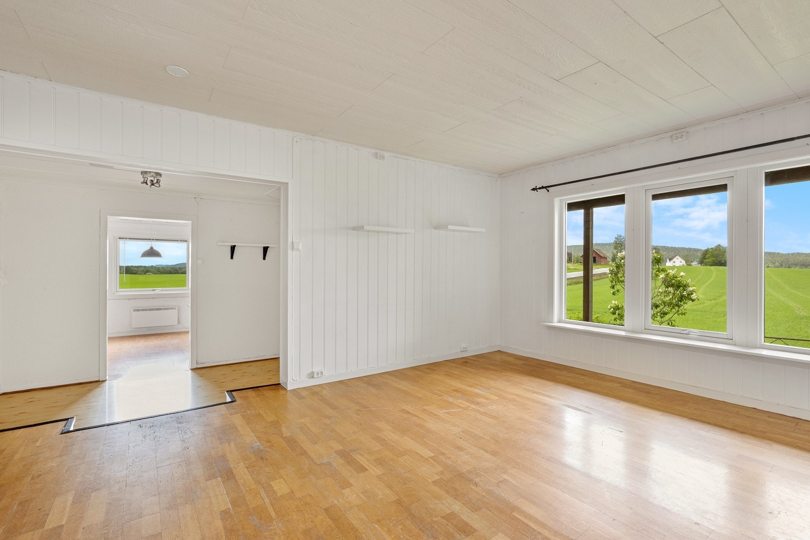 Store vinduer sørger for godt lysinnslipp og utsikt mot det åpne landskapet. Galleribilde