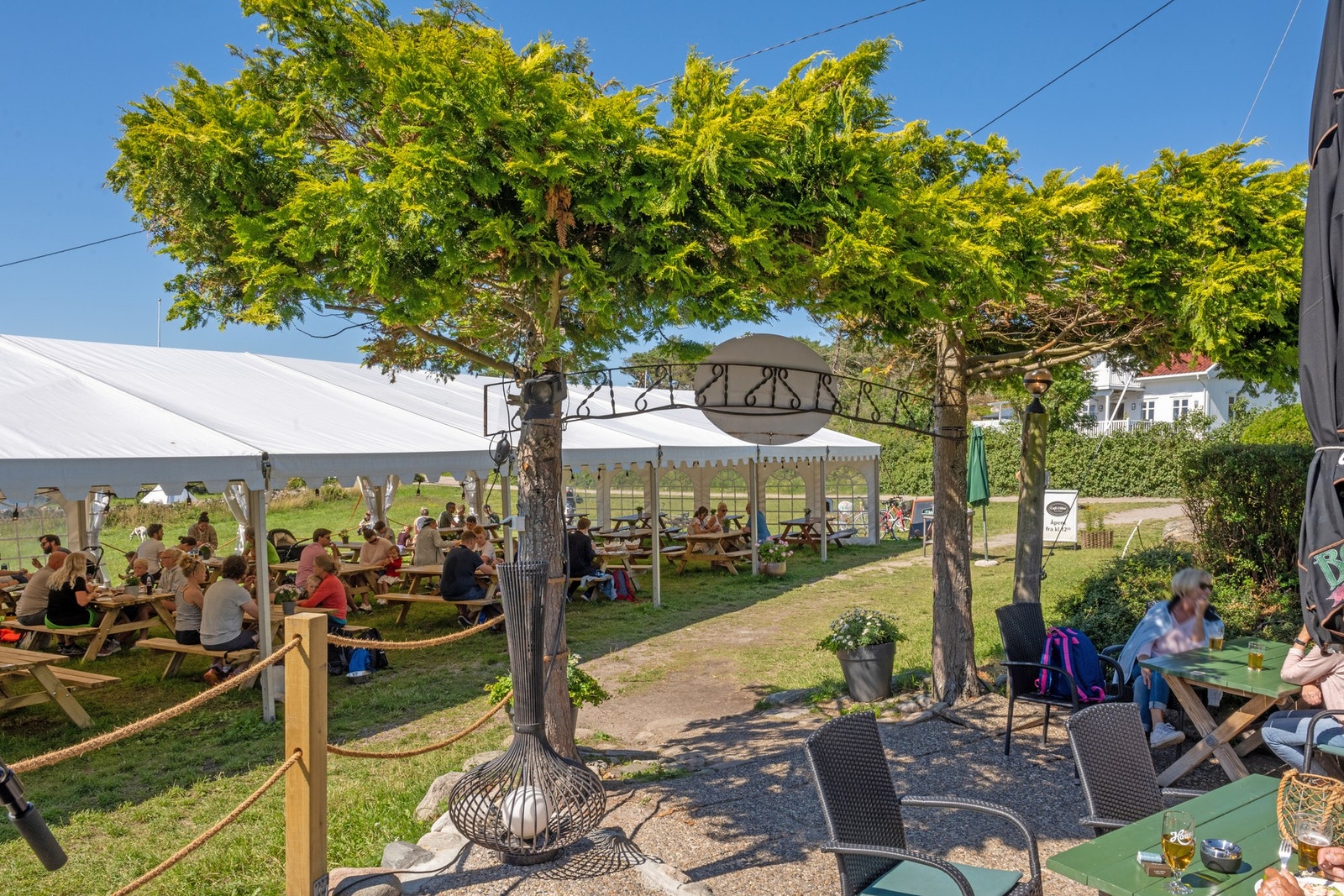 Dette er en koselig plass med mat og servering, samt hyggelige konserter. Galleribilde
