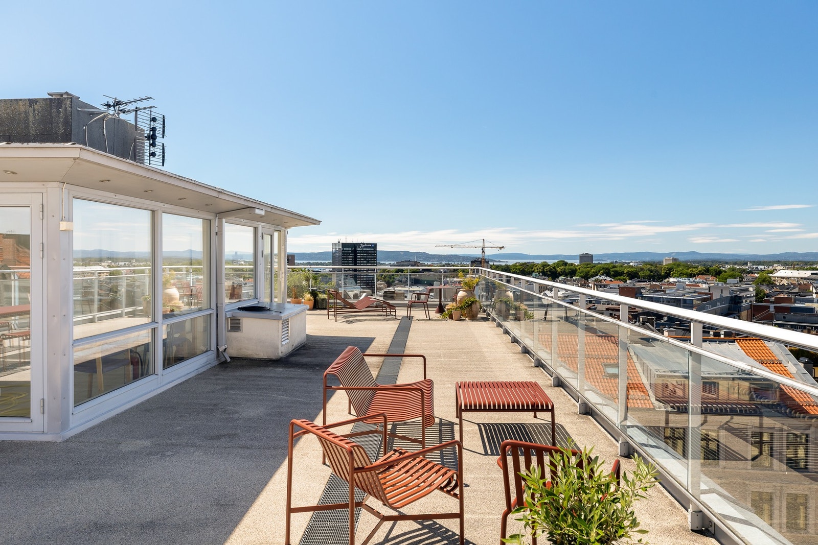 Borettslaget har en stor felles takterrasse med fantastiske solfohold. Galleribilde