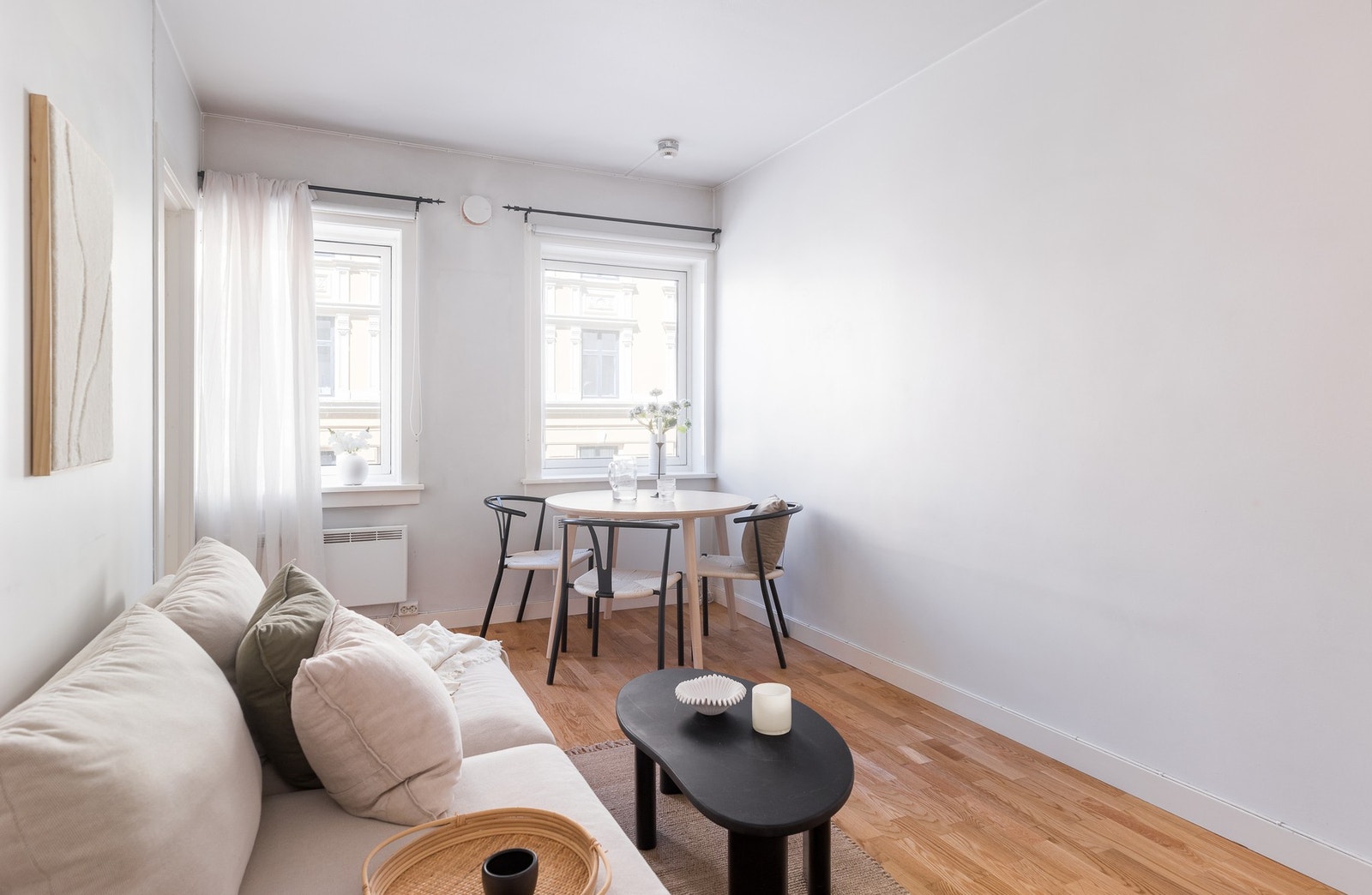 Leiligheten har store vindusflater som slipper inn mye naturlig lys. Galleribilde