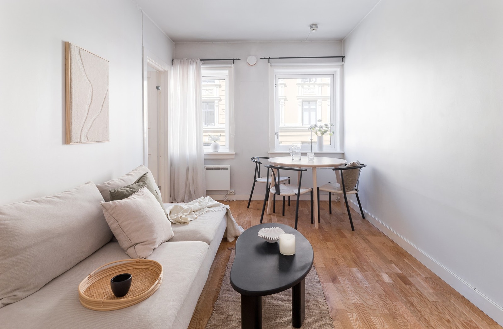 Leiligheten byr på flere gode kvaliteter med praktisk planløsning, store vindusflater og tilbaketrukket beliggenhet i 2. etasje med heis. Galleribilde