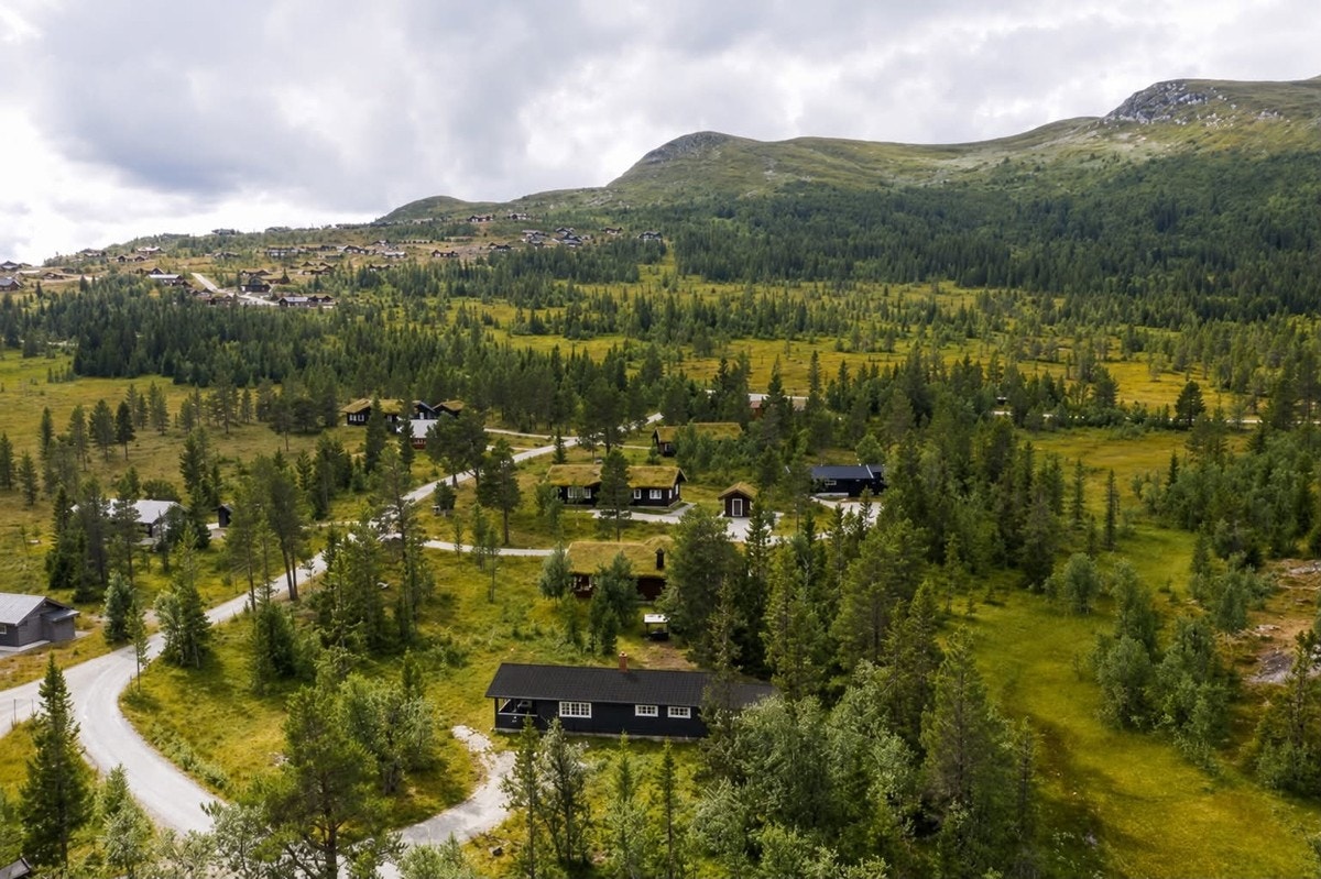 Populært hyttefelt på Nedre Reinsjøfjell. Bildet er KI-redigert for å ilustrere at taket på hytten er blitt malt svart som skjedde etter bildetakning. Galleribilde