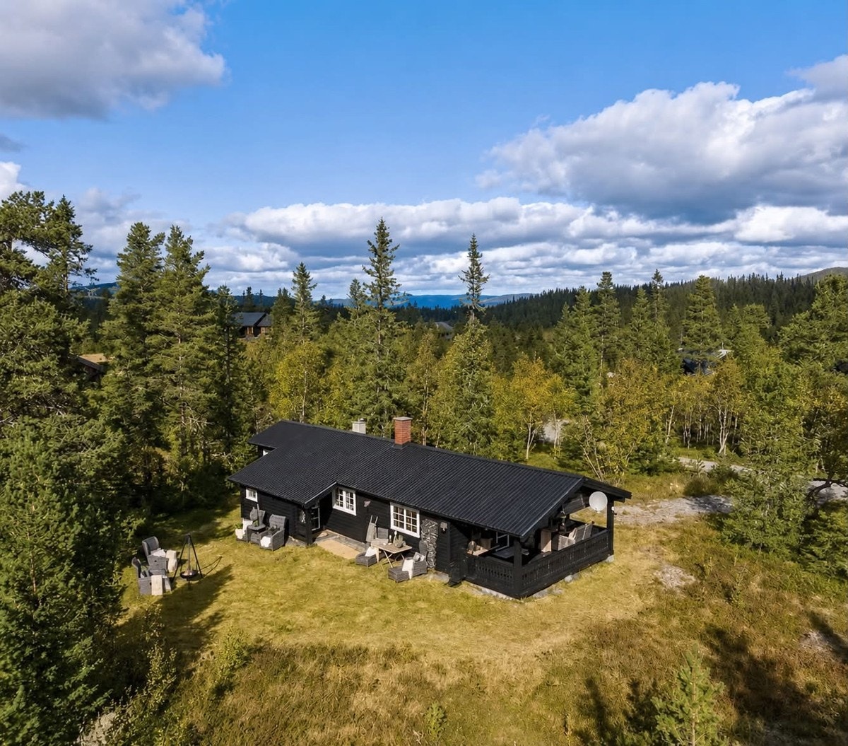 Bildet er KI-redigert for å ilustrere at taket på hytten er blitt malt svart som skjedde etter bildetakning. Galleribilde