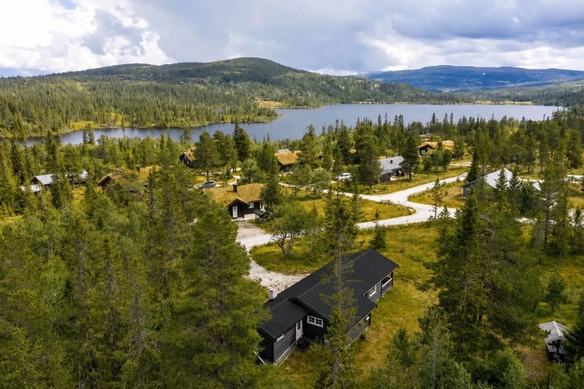 Langrennsløyper, turterreng og flotte fiskevann i umiddelbar nærhet. Bildet er KI-redigert for å ilustrere at taket på hytten er blitt malt svart som skjedde etter bildetakning. Galleribilde