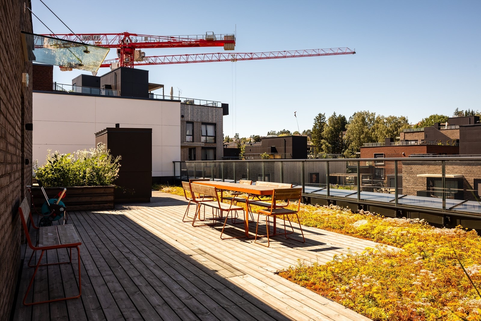Heisadkomst opp til en flott, felles takterrasse som byr på gode solforhold og flere sittegrupper for beboerne. Galleribilde