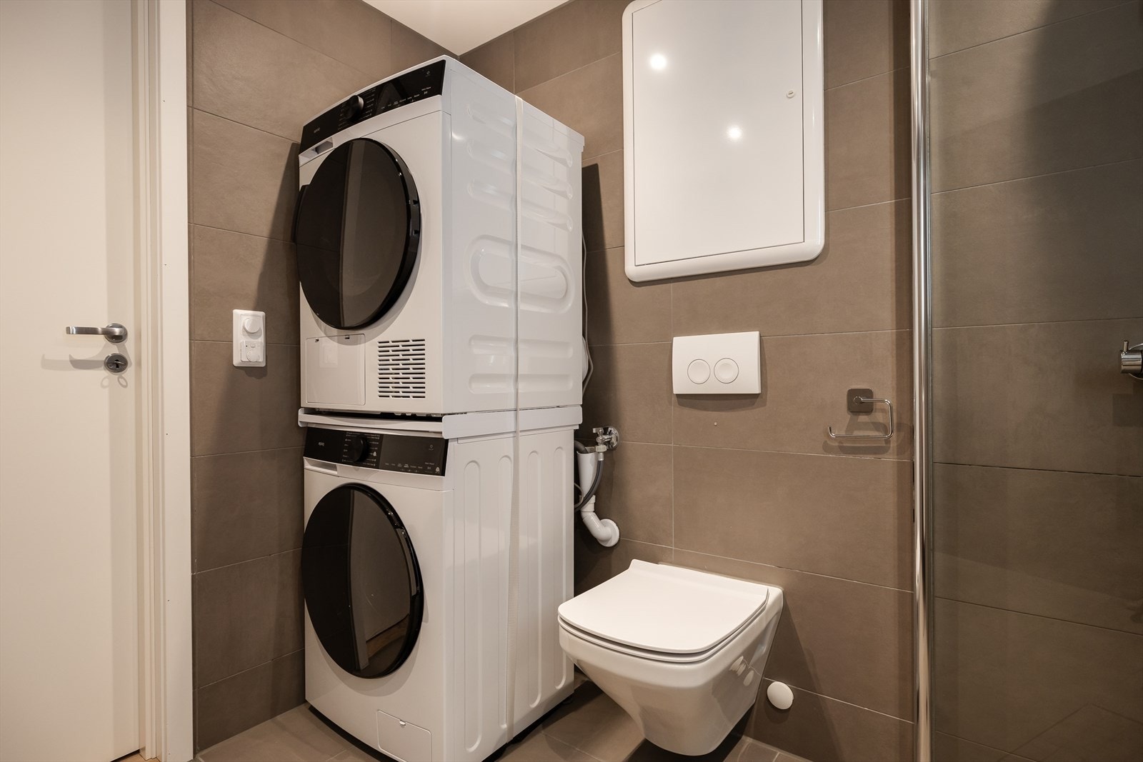 Badet har også praktisk opplegg for både vaskemaskin og tørketrommel. Galleribilde