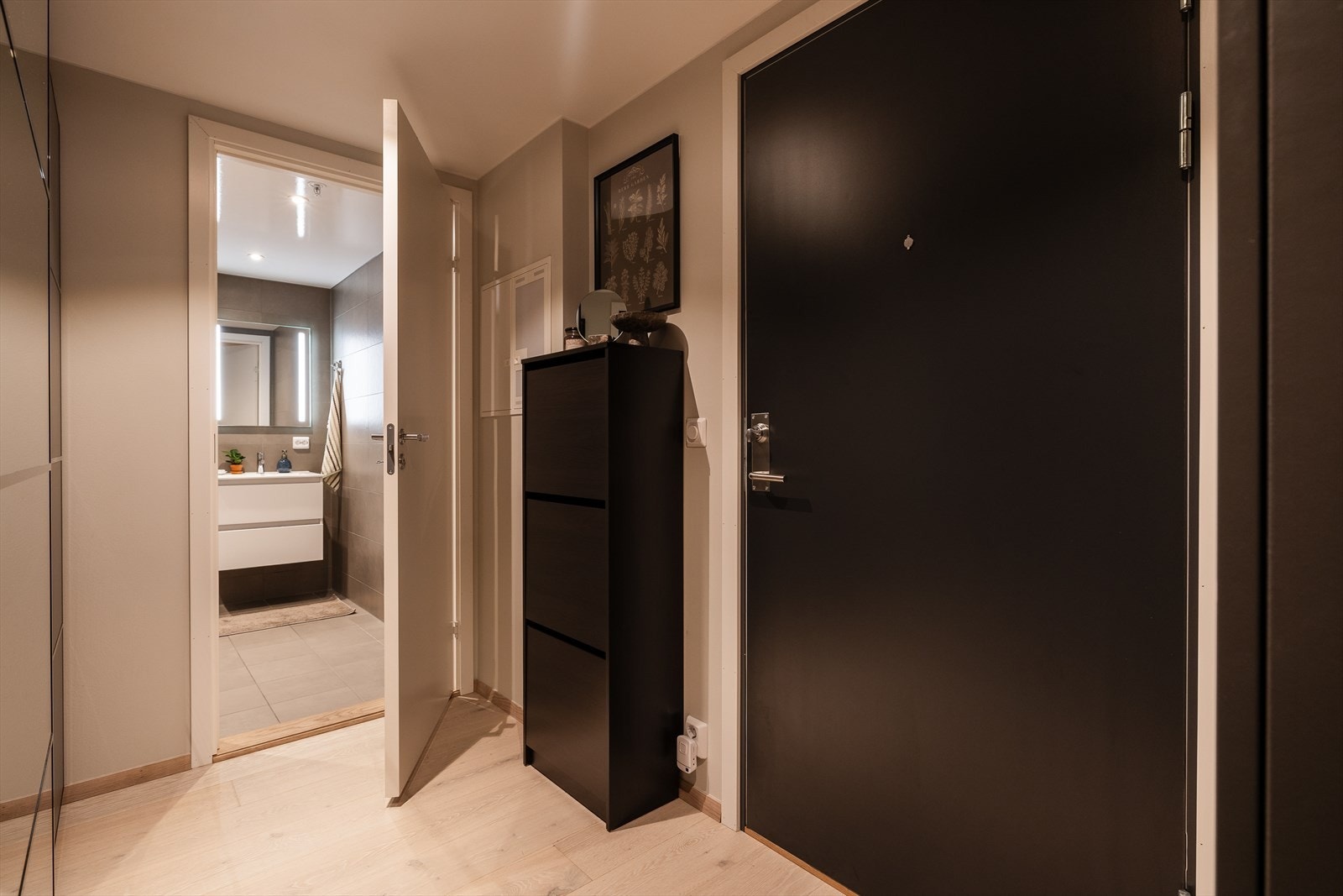 Innbydende entré med god plass til oppheng av ytterklær og plassering av sko. Galleribilde