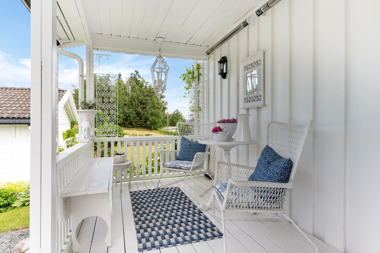 God plass til å nyte skygge eller ettermiddagssolen. Galleribilde