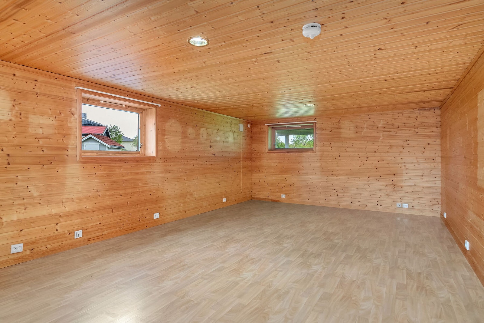 Innredet rom i kjelleren med panel på vegger og i tak. Bruksendringen er ikke omsøkt. Galleribilde
