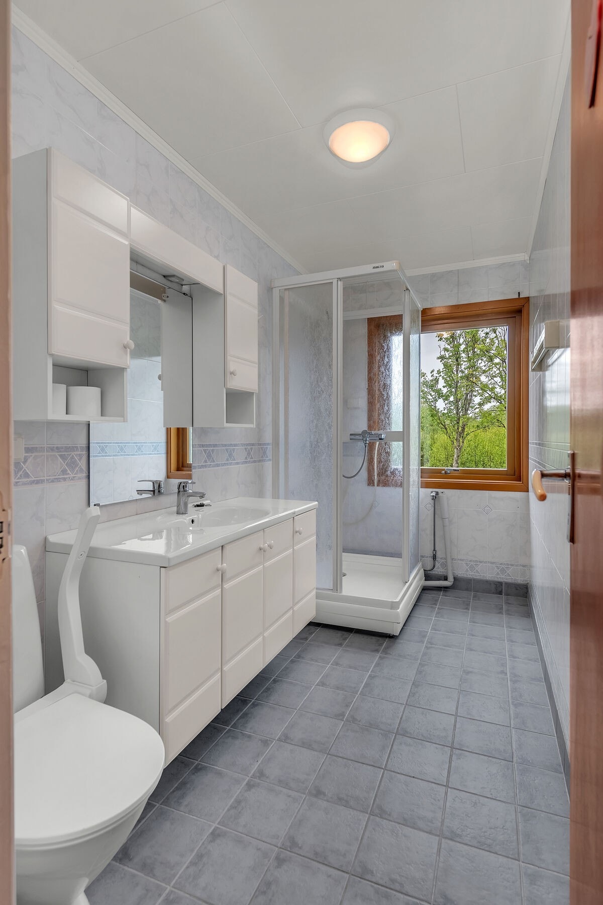 Badet ble oppgradert i 2003 og har elektriske varmekabler i gulvet. Galleribilde