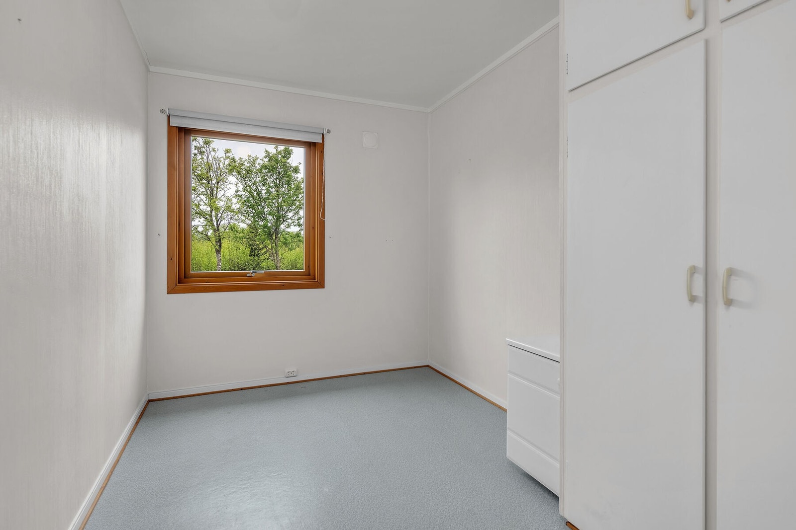 Soverom med plass til seng og garderobeløsning. Galleribilde