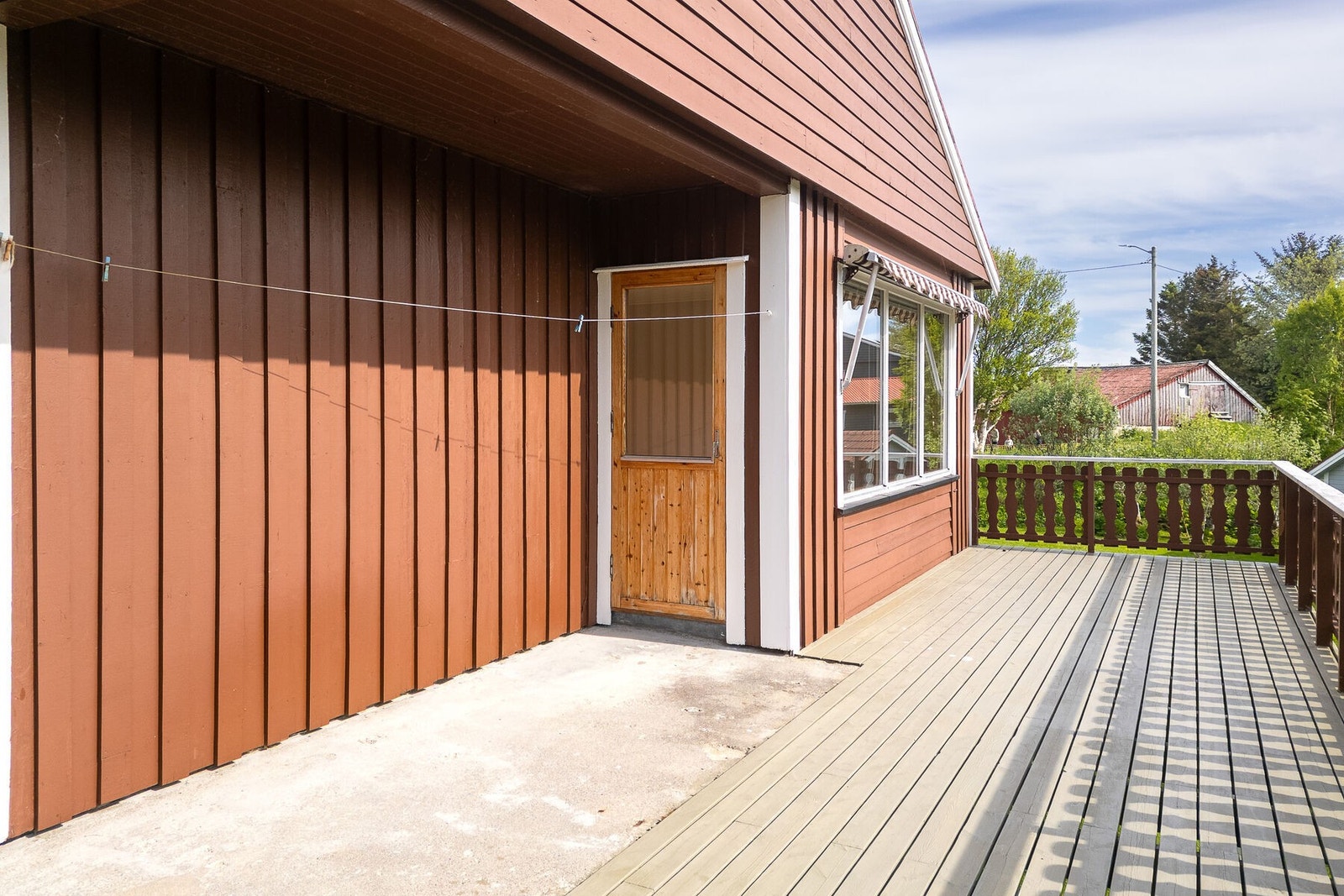 Verandaen har dekke av impregnerte materialer. Galleribilde
