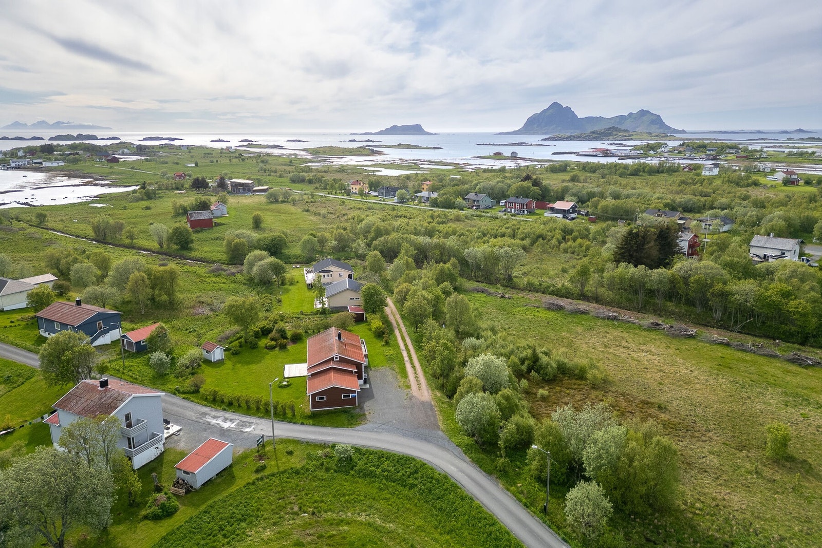 Her lever du med umiddelbar nærhet til sjø, strandsoner og et storslått kystlandskap. Galleribilde