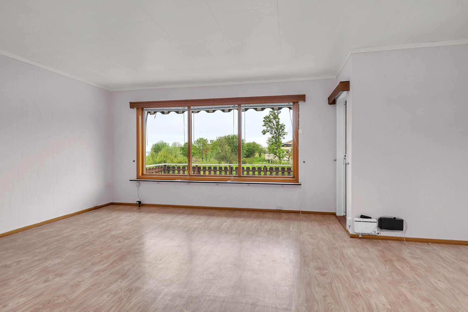 Stuen har store vindusflater og utgang til en romslig veranda på ca. 34 m². Galleribilde