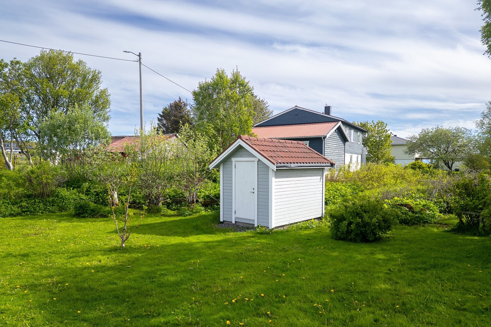 På eiendommen står også et pumpehus fra 2017 og en eldre tørkesjå. Galleribilde