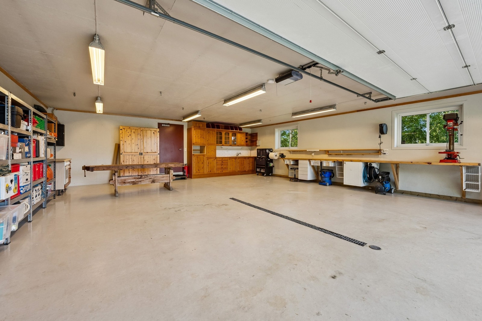 Garasje bygd inntil huset i 2015. Branndør med direkte atkomst inn i kjelleren. Galleribilde