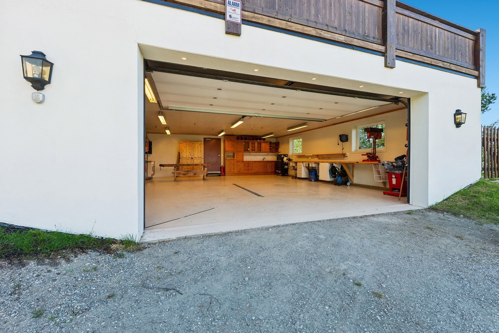 Dobbel garasje med arbeidsbenk, kjøkkeninnredning med komfyr, avtrekk og varmt/kaldt vann. God plass til to biler, maskiner og redskap. Sluk i gulvet. Galleribilde