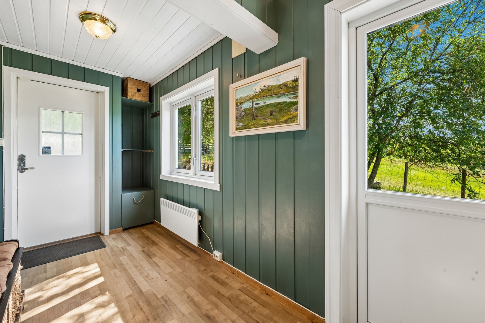 Entré 1.etg. Verandadør til terrasse på østsiden av huset. Galleribilde