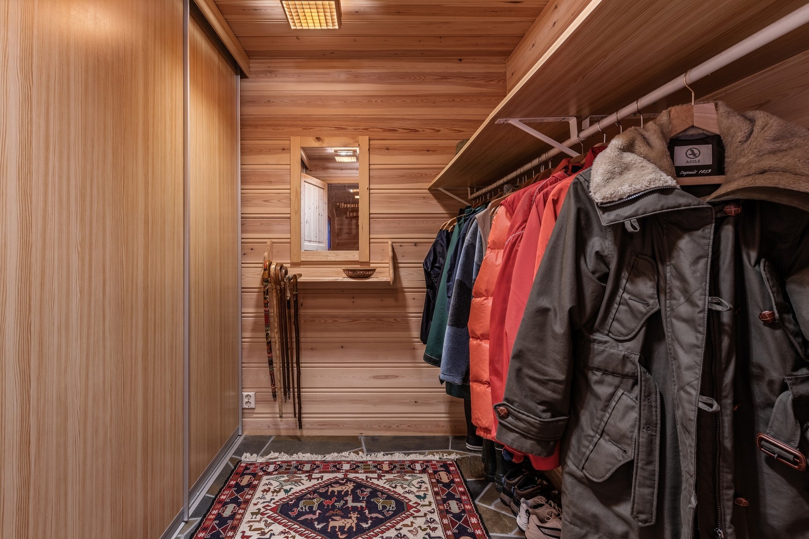 Fra entréen har man en romslig garderobe Galleribilde