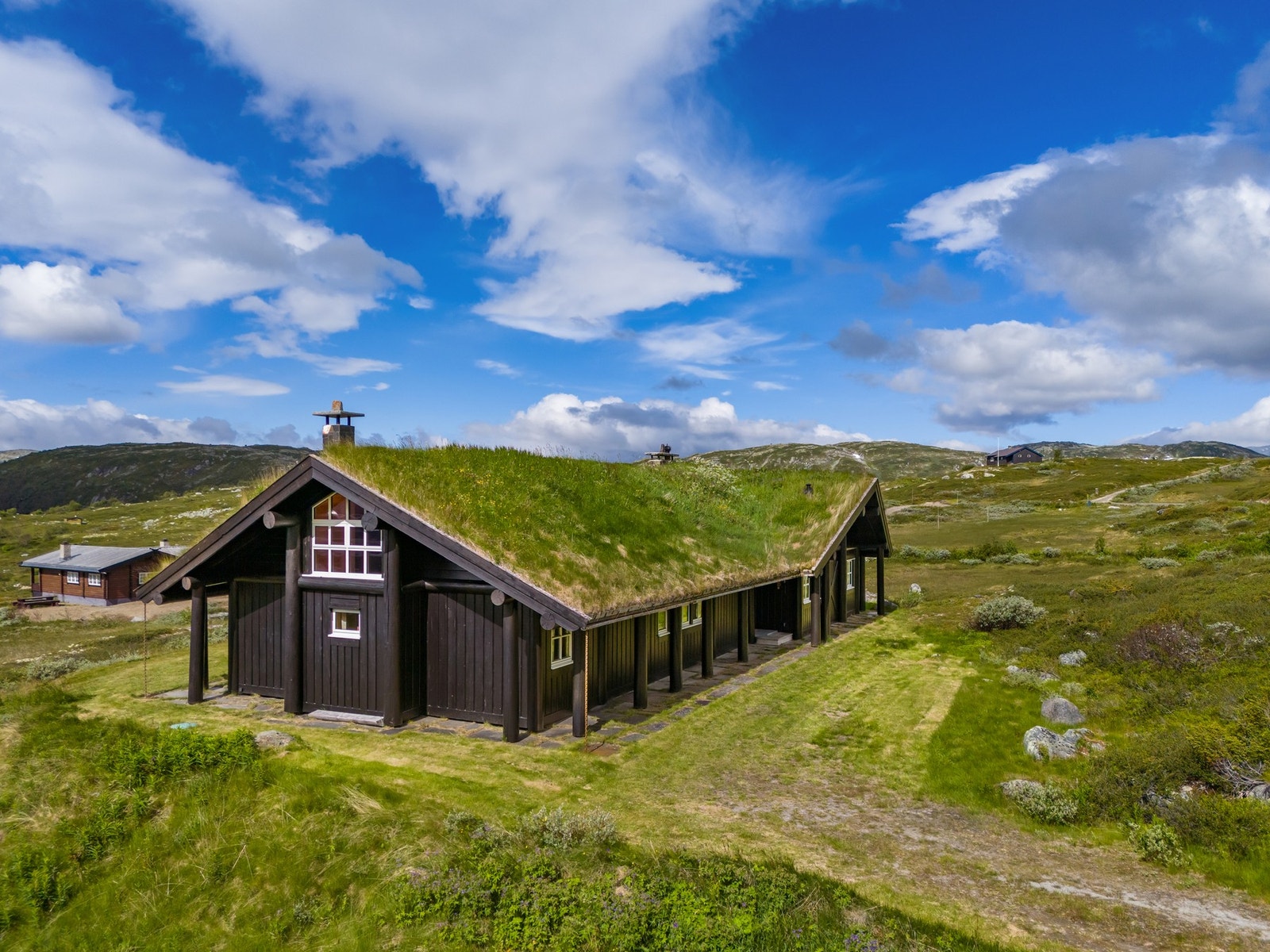 På sommerstid er det plass til parkering utenfor hytten Galleribilde