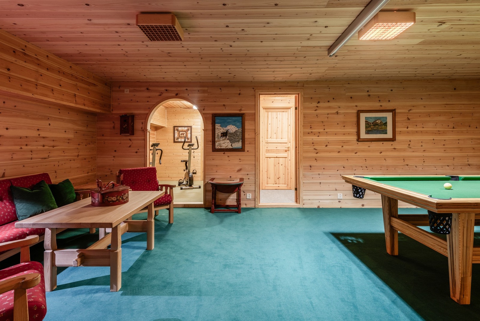 Kjelleretasjen inneholder en koselig kjellerstue, trimrom og flere boder Galleribilde