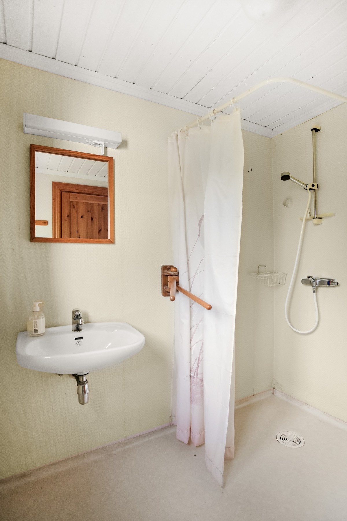 Badet i første etasje har en kombinert funksjon som vaskerom og er romslig med god takhøyde. Galleribilde