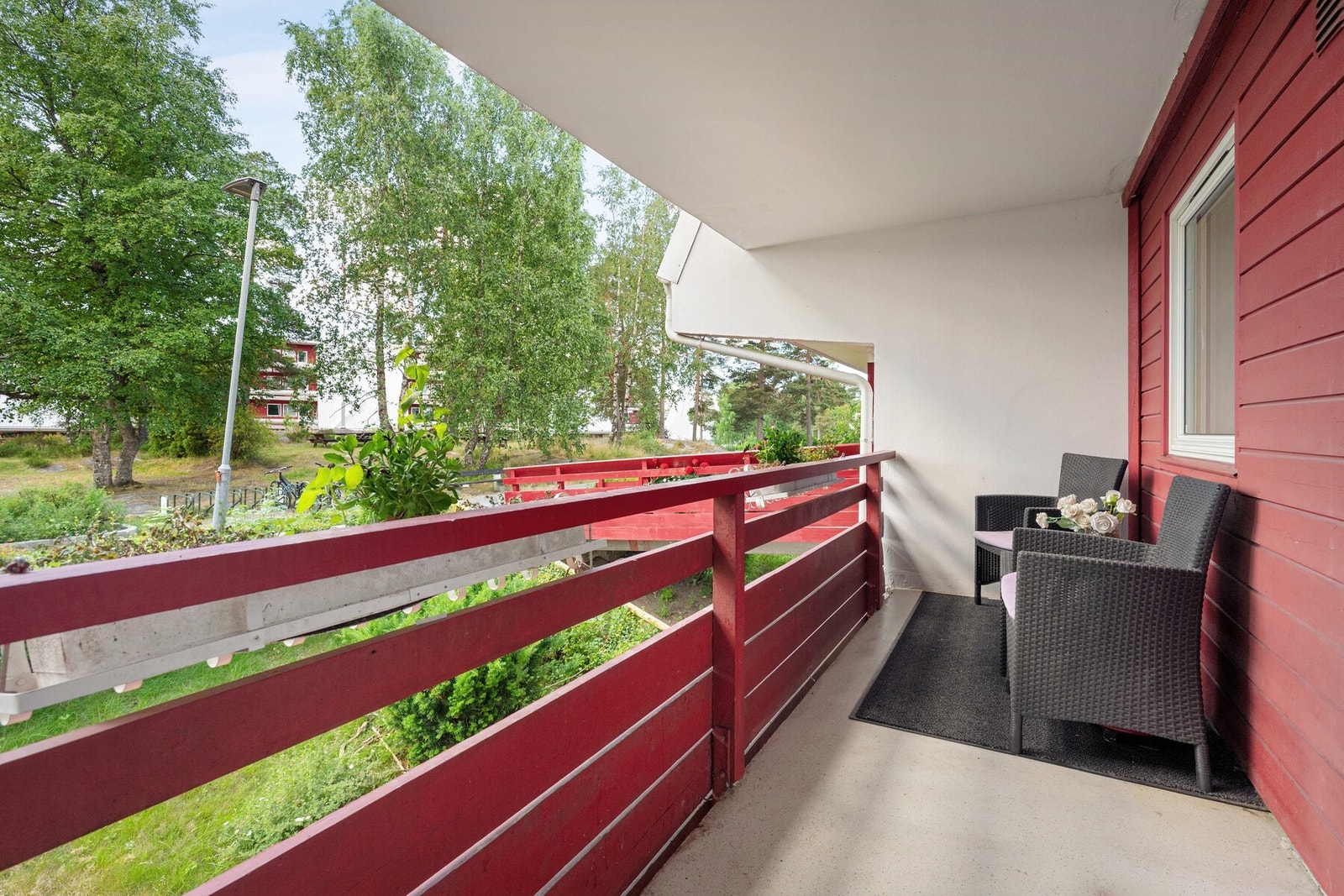 Den andre balkongen ligger på motsatt side av leiligheten og har adkomst fra kjøkkenområdet. Også denne er overbygget og har god plass til en hyggelig sittegruppe. Galleribilde