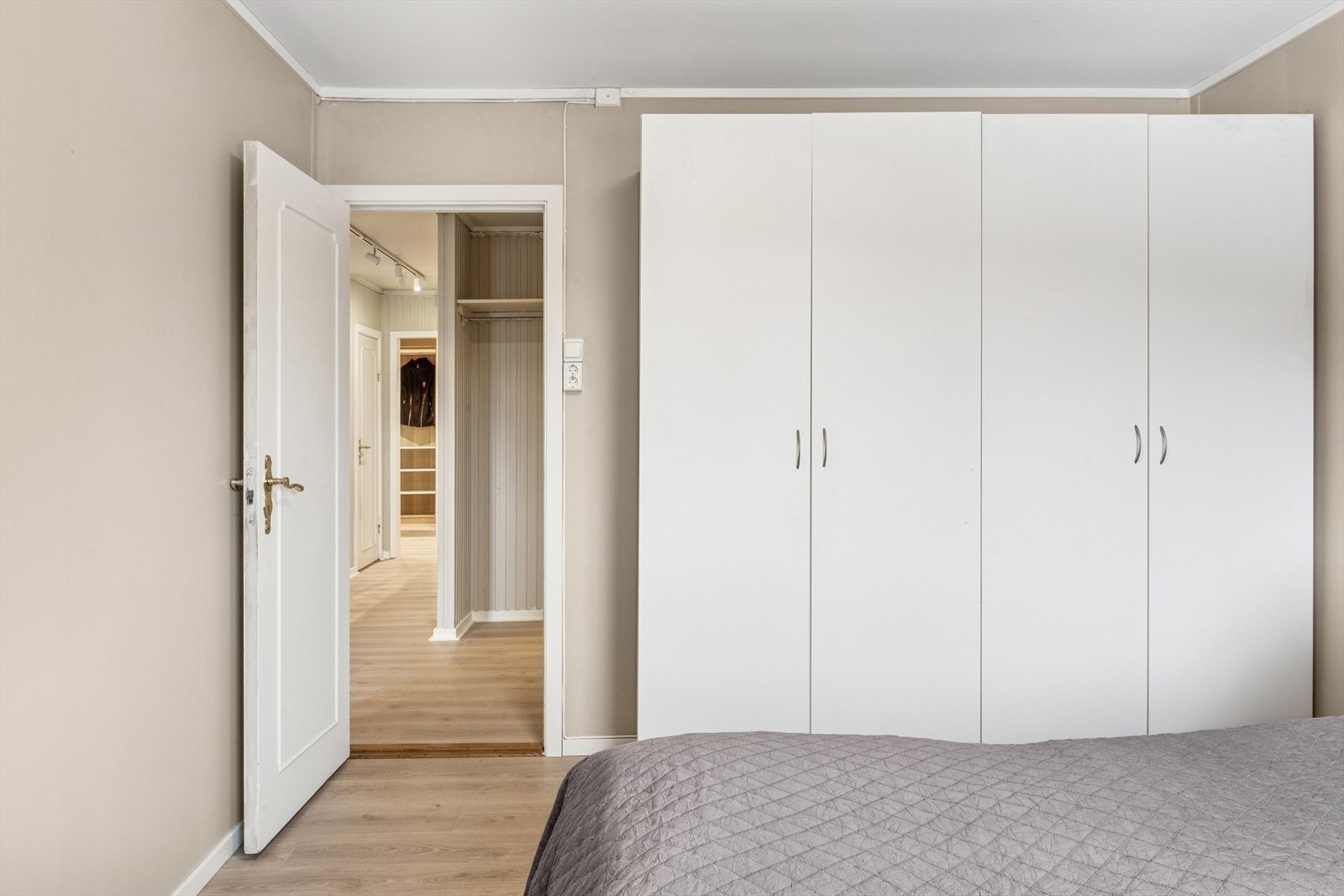 Soverommet har også godt med garderobeskap. Galleribilde