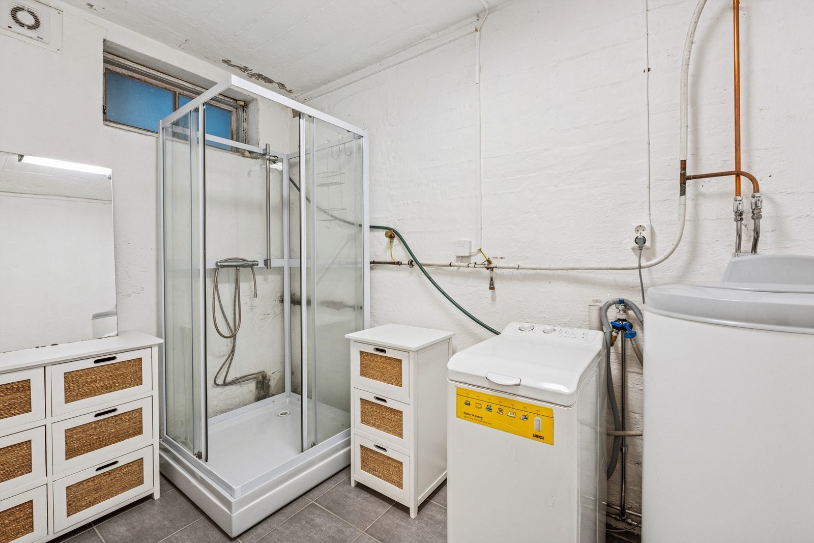 Vaskerommet i kjelleren har fliser på gulvet, samt malte betongvegger. Takstmannen har gitt vaskerommet TG3, og det må derfor påregnes renovering. Galleribilde