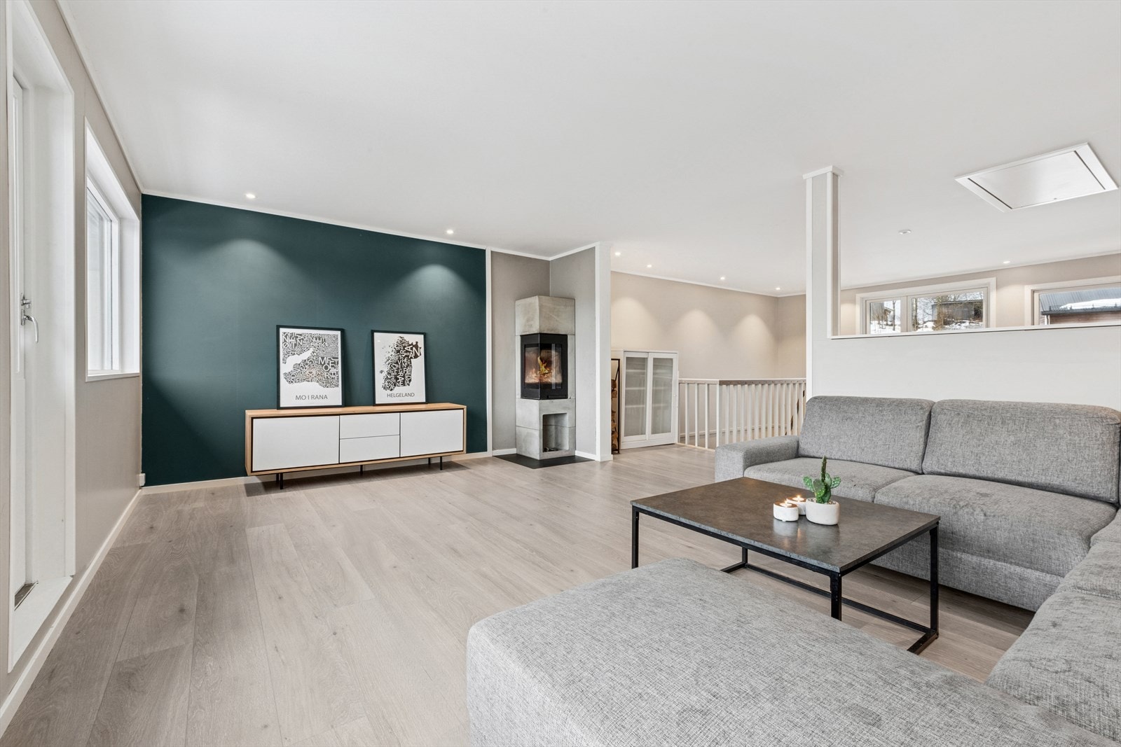 Stuen har et fint ildsted som sørger for lun varme og knitrende god stemning på kalde dager. Galleribilde