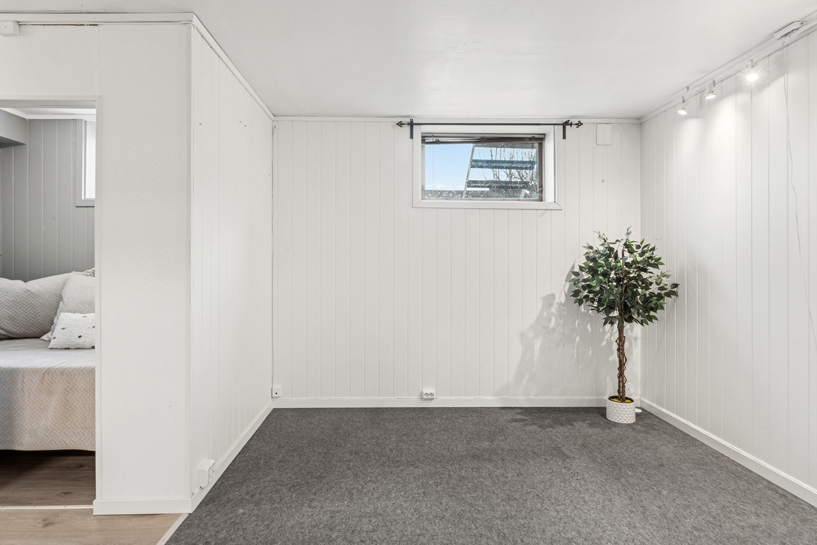 Det bemerkes at enkelte vinduer i kjeller rom for varig opphold ikke tilfredsstiller kravet til rømning. Dette grunnet plassering av høyde over gulv og størrelse. Galleribilde