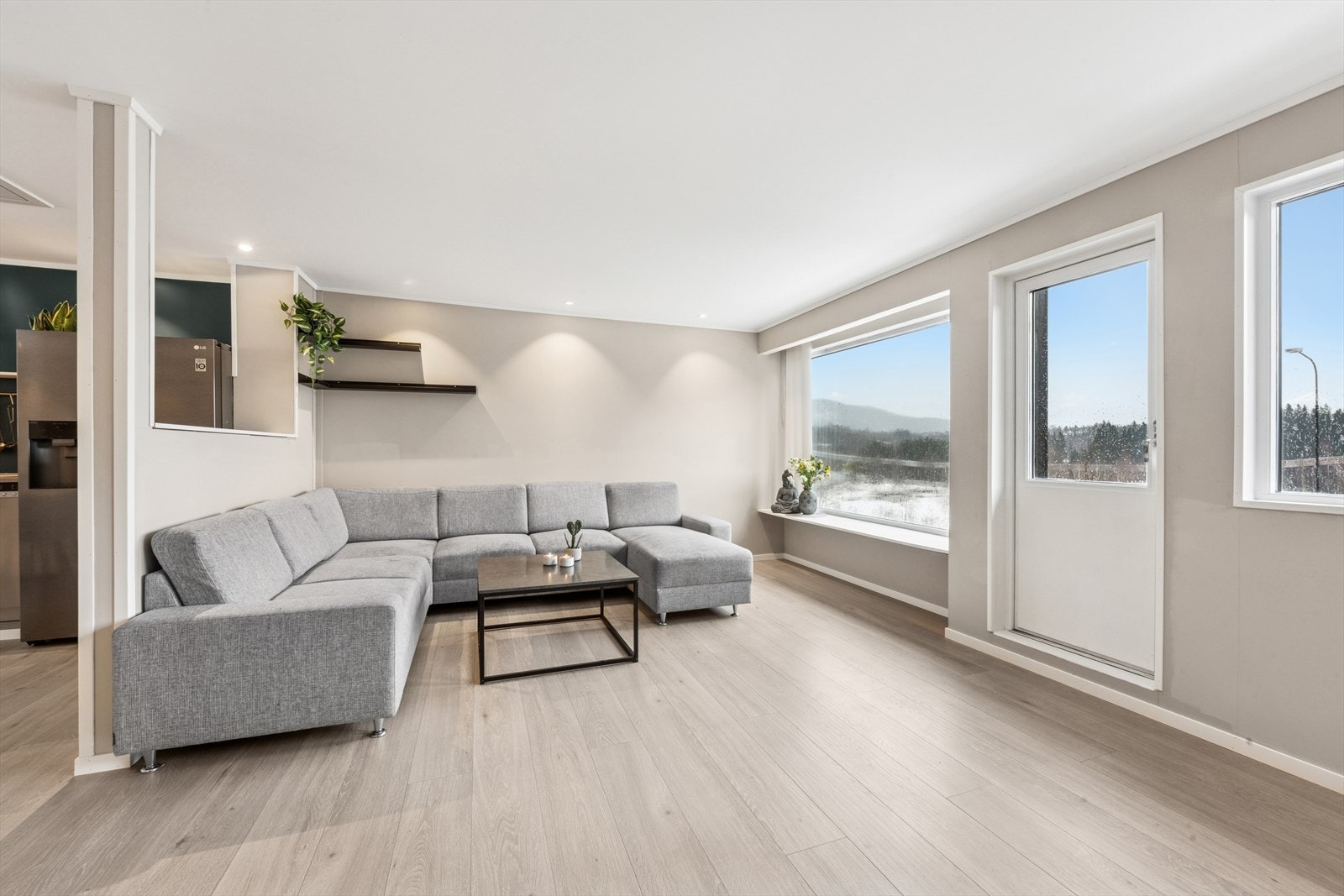 Lys og fin stue med god plass til møblering i flere soner. Galleribilde