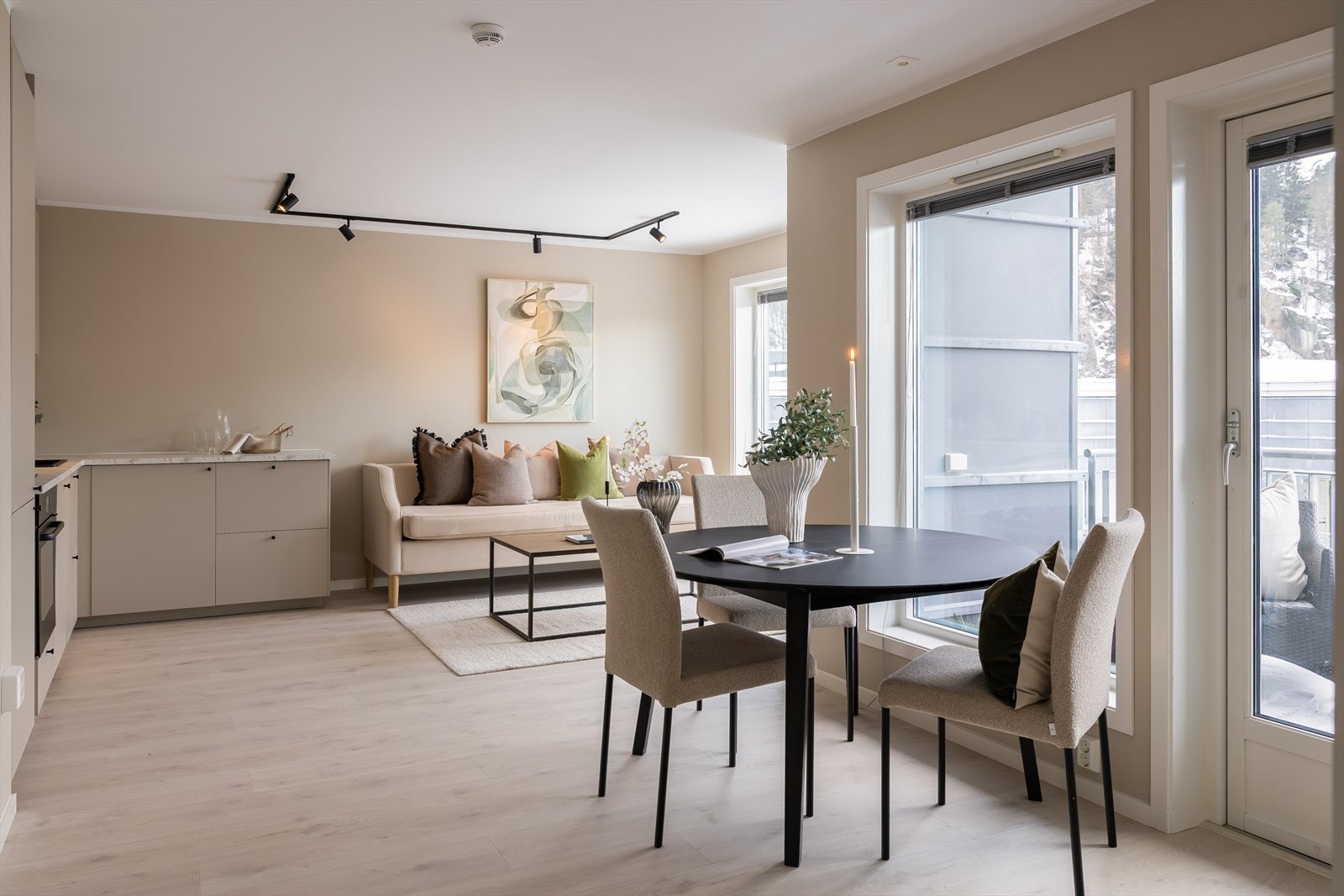 Spisebordet finner sin naturlige plass mellom stuen og verandaen. Galleribilde