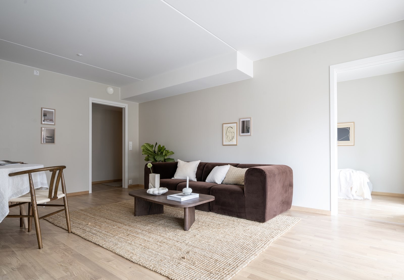 Leiligheten er malt i tidløse farger som gir et moderne uttrykk. Galleribilde