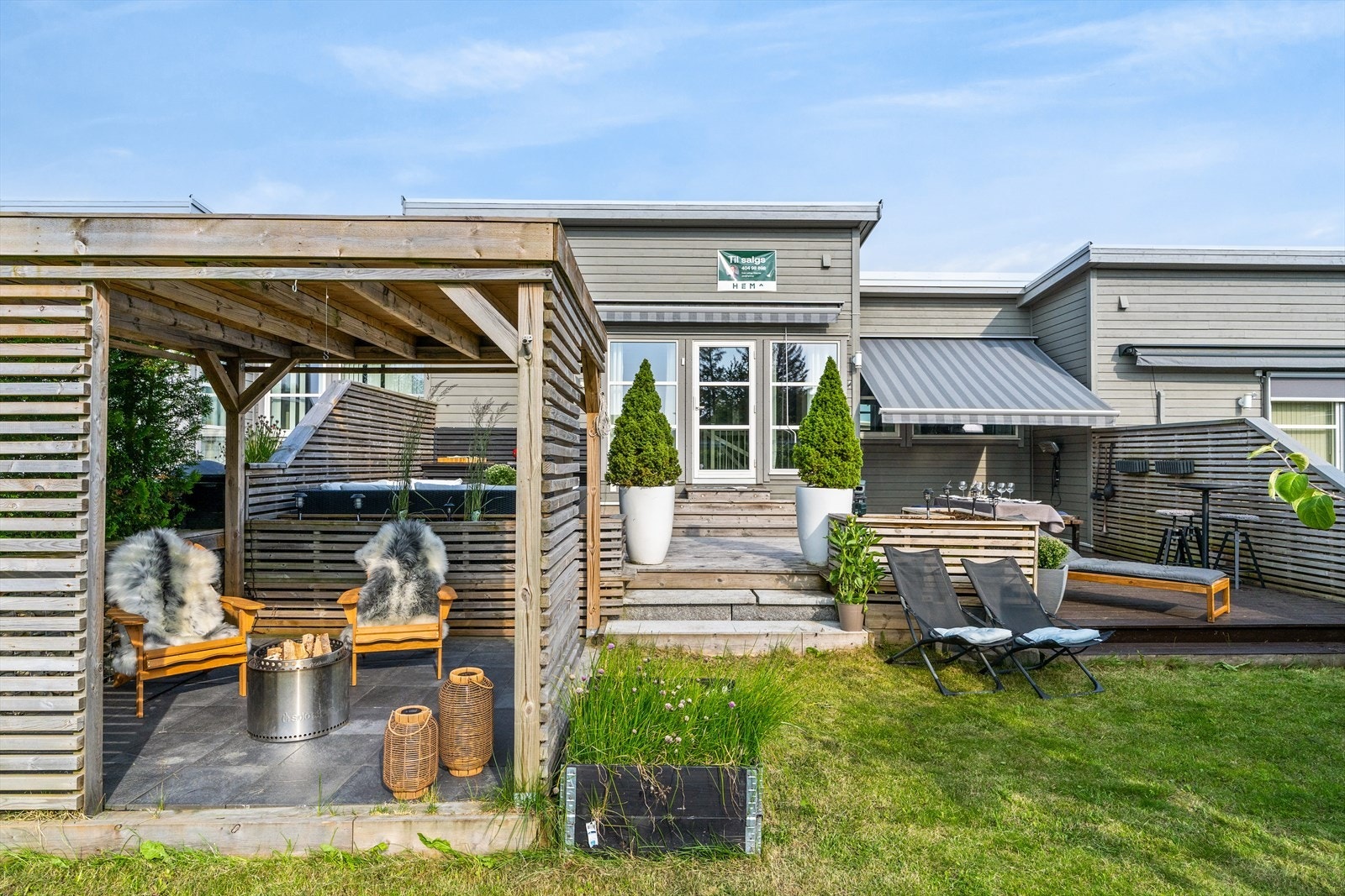 I tillegg til terrasse er det også platting og en hyggelig gressplen. Galleribilde