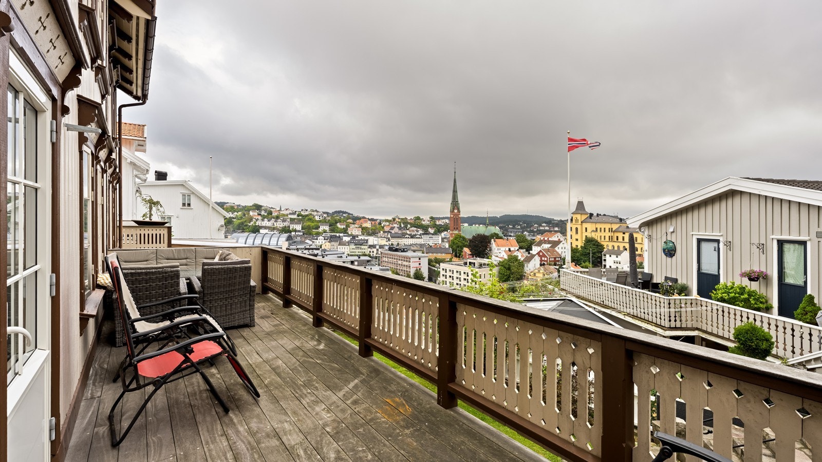 Adkomst fra utleiedelen til flott veranda Galleribilde