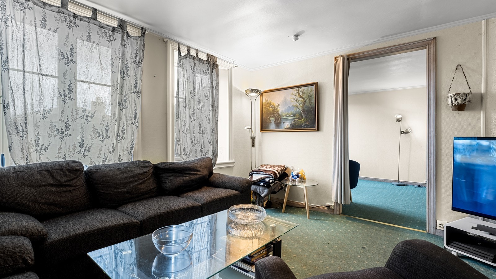 I stuen er det god plass til sofagruppe og tv med tilhørende møblement Galleribilde
