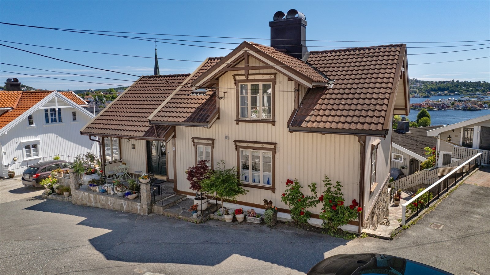 Det er adkomst til hagen fra begge sider av huset Galleribilde