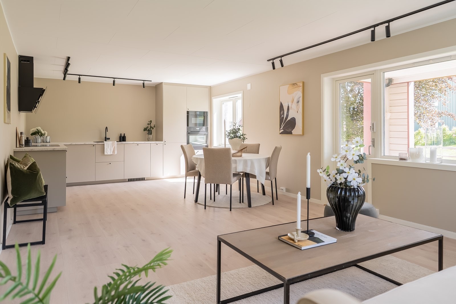 Aktiv Eiendomsmegling v/Vebjørn Nybrott har gleden av å presentere Gina Krogs veg 20 - En rålekker og moderne totaloppusset leilighet i 4-mannsbolig. FOTO: Oscar Stoltenberg. Galleribilde
