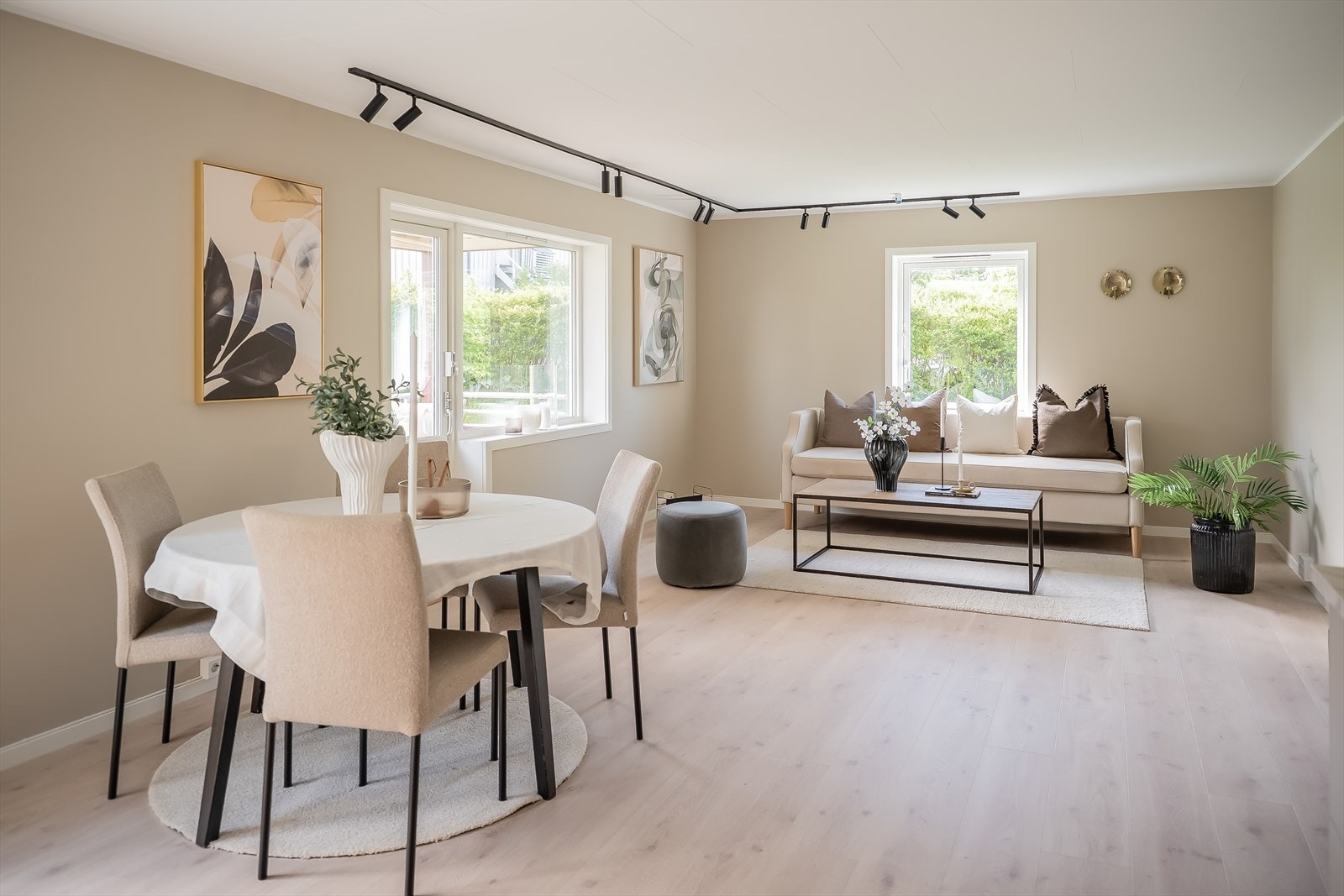 Stuen har plass til stor sofagruppe og spisebord. Spisebordet finner sin naturlig plass mellom kjøkkenet og sofagruppen. Galleribilde