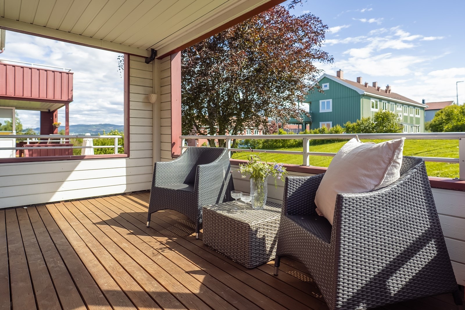 Balkongen ligger sørvendt, slik at man har flotte solforhold, sommerstid. Galleribilde