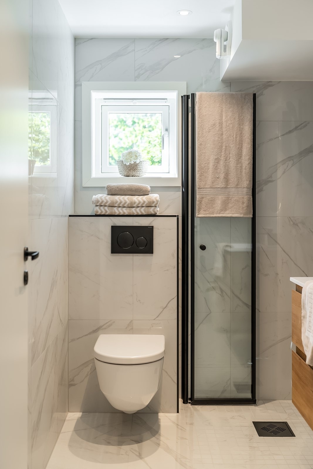 Det inneholder dusjvegger av glass, innredning med servant og opplegg for vaskemaskin. Rommet er helt nytt og ubrukt, TG 0 ifølge takstmann. Galleribilde